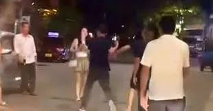 6 người đàn ông bị tạm giữ vì hành vi hành hung phụ nữ giữa đường: Pháp luật xử lý ra sao?